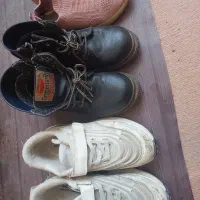 تعدادی کفش و لباس دخترانه