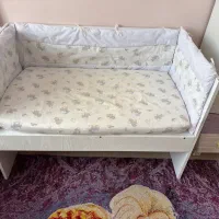 تخت نوزاد کنار مادر