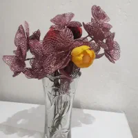 گلدان با گل هایش