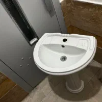 رو شویی به همراه آینه سرویس بهداشتی