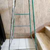 (چهار پایه فلزی)