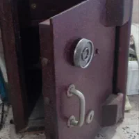 گاوصندوق قدیمی  و سنگین|کلکسیون سکه، تمبر، اسکناس|رشت, لاکان|دیوار