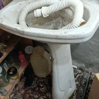 دستشویی با شیرآلات و لوله فاضلاب چاه