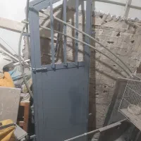 یک درب انباری زیر پله ای