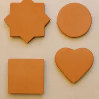 سفال های مختلف.خشت های شمسه و دایره و مربع و انواع