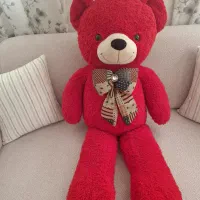 عروسک خرس قرمز