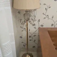 آباژور ایستاده