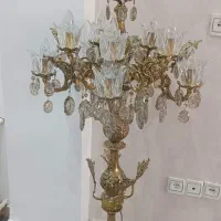 کنار سالنی و ساعت ایستاده برنز