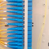تعدادی همکار آشنا به کابل کشی فیبر نوری