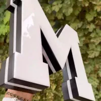 نیازمند سه نفر نیروی کار برای تابلوسازی