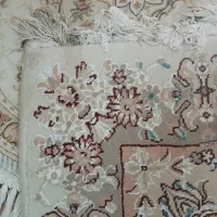 فرش راهرویک به سه گل برجسته کرم رنگ یک تومن