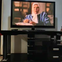 تلوزیون ۴۲ همراه با میز تلوزیون|تلویزیون و پروژکتور|چهارباغ, |دیوار