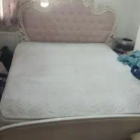 یک عدد تخت خواب دو نفره