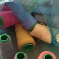 تعداد زیادی دوک خیاطی و قیچی هشت پر