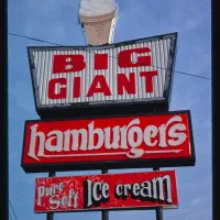 کارگر ابمیوه بستنی و صندق دار