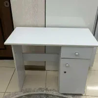 میز تحریر سفید در حد نو