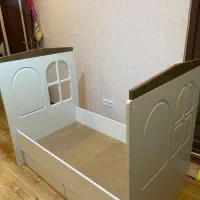 تخت کودک و تشک شرکتی با میله های محافظ بلند