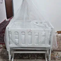 گهواره و تخت کنار مادر
