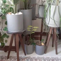 سه عدد سه  پایه گلدان.یکی هم جای سه گلدان