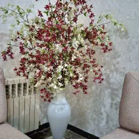 گل مصنوعی و گلدان کنار سالنی