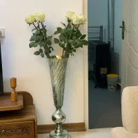 گلدان با گل های رز مخمل سفید