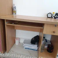 میز تحریر و کامپیوتر