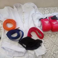 لباس  کاراته و کمربند و دستکش و کمربند