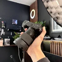 دوربین سونی a6400 با لنز 30mm f1.4