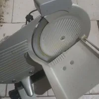 کالباس بر ترازو دار محک