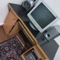 میز و کامپیوتر