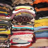 تعداد زیادی لباس