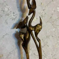 مجسمه دست ساز آهو کنار مبلی