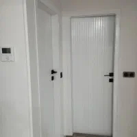 نصاب. درب چوبی.