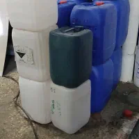 باسکول سنگی و حدود۱۵عدد گالن ۲۰ و۳۰لیتری