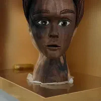 مجسمه چوبی منبت کاری شده