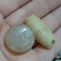 دو عدد مهره قدیمی نشان