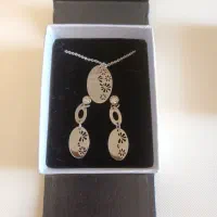 گردنبندوگوشواره ودستبندو انگشتر و مدال