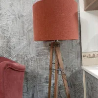 آباژور ایستاده کنار سالنی