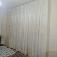 پرده پذیرایی بسیار تمیز همراه با قاب پرده