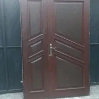 در ورودی خونه سالم با چهار چوب آهنی