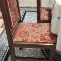 صندلی چوبی با پارچه مبلی گل برجسته