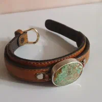 فیروزه نیشابور. دستبند چرم .و نقره دور سنگ