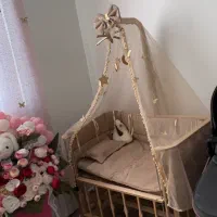 تخت کنار مادر