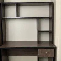 کتابخانه و میز کامپیوتر