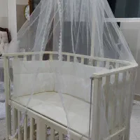 تخت و گهواره کنار مادر