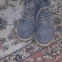 سه عدد پوتین|کیف، کفش، کمربند|میانه, |دیوار