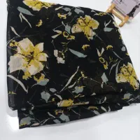 شاگرد خانم برای گالری وَش رَنگ