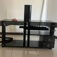 میز تلویزیون در حد نو فوری فروش با پایه نصب