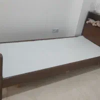 یک تخت یکنفره چوبی و یک تخت یکنفره فرفورژه|تخت و سرویس خواب|شیراز, شهرک گلستان|دیوار