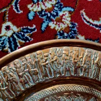 سینی مسی قدیمی|کلکسیون اشیاء عتیقه|قم, حاج زینل|دیوار